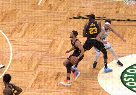 爱游戏娱乐-遭遇垫脚+被压左腿 肉搏大战令库里伤痕累累